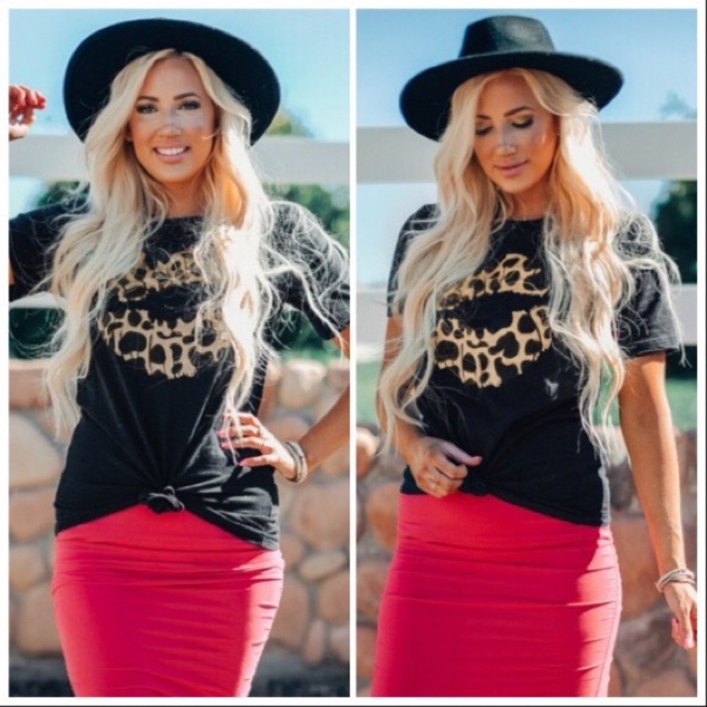 NEW‼️Black Vintage Kiss Leopard Lip- top tee - Picture 1 of 6